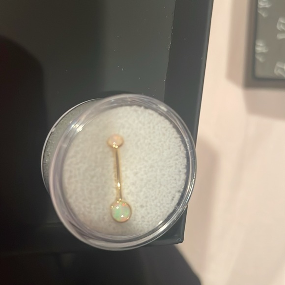 BVLA solid 18 karat gold 14g 7/16 navel curve with 3.0 and 5.0 AA white opal. - Picture 3 of 3